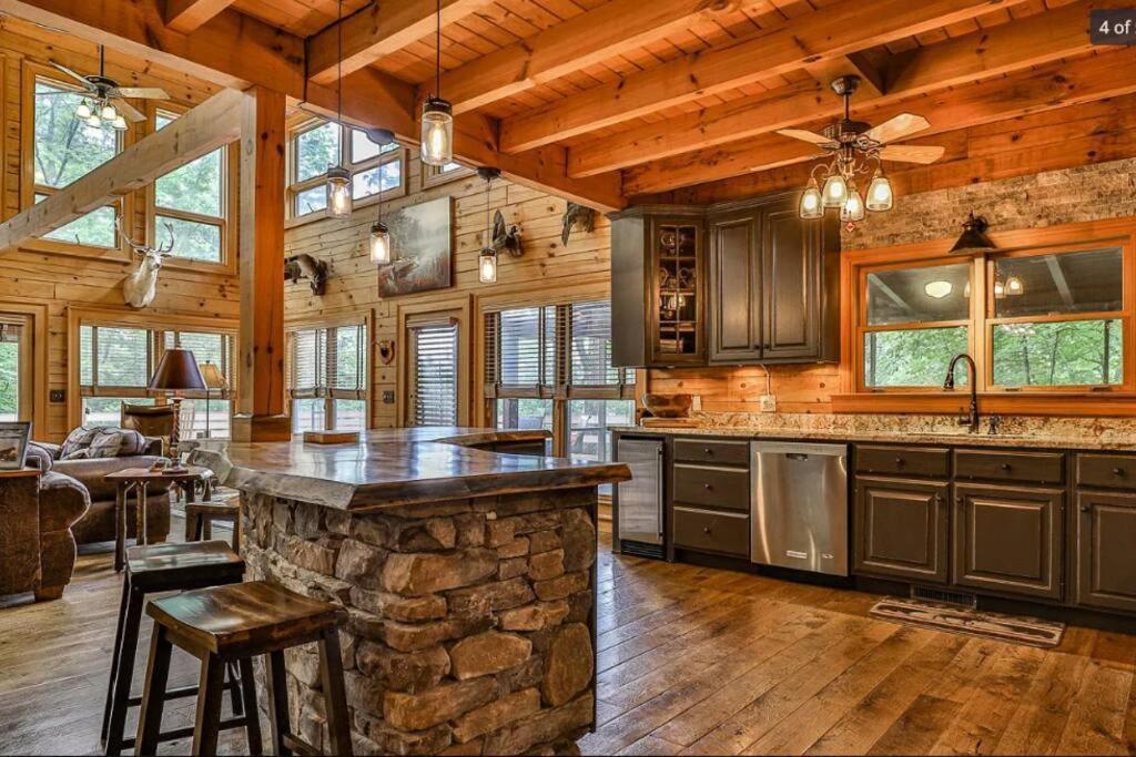 Blue Ridge Bliss- Spacious Cabin, Pets, Hot Tub! Exterior photo